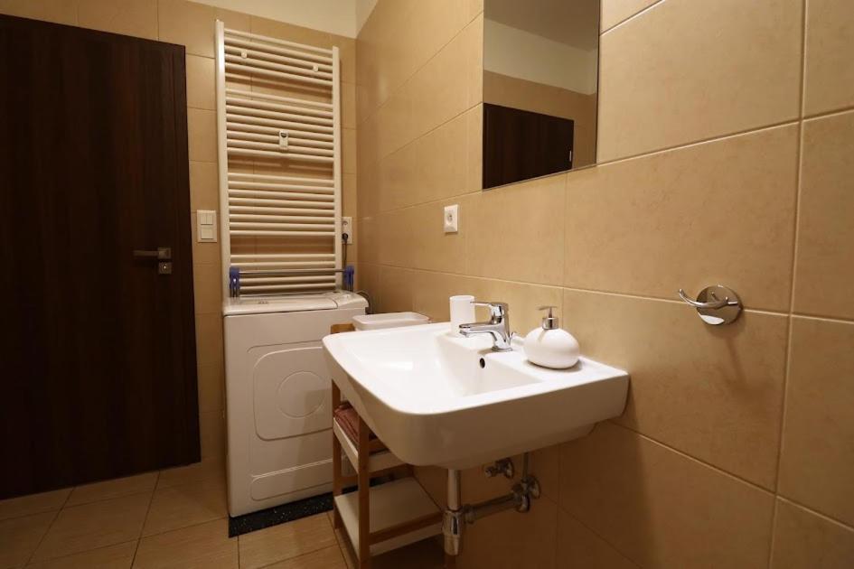 Cosy Studio, 15Min To Old Centre, Self-Check In, Free Wifi, Welcome Drink! Prag Exteriör bild
