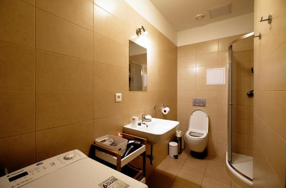 Cosy Studio, 15Min To Old Centre, Self-Check In, Free Wifi, Welcome Drink! Prag Exteriör bild
